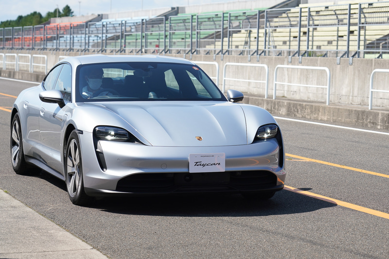 ポルシェ「タイカン」が登場