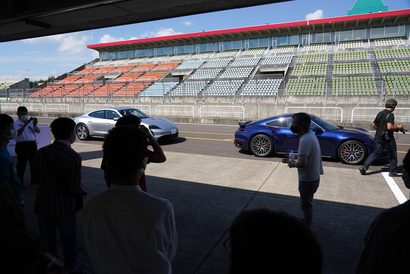 近未来的なデザインのフォルムにどよめく