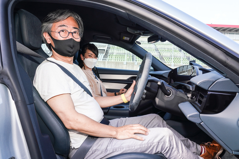 中邑教授は藤島さんのサポートを受けながらタイカンを運転体験