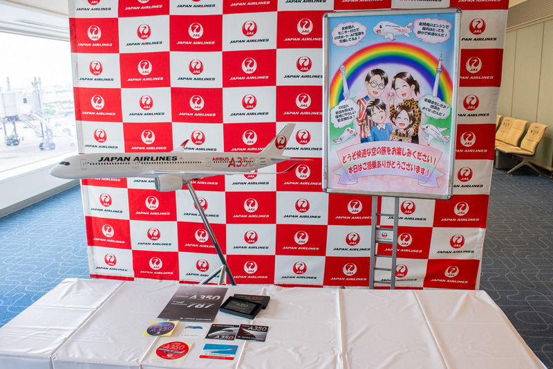 スタッフ手作りのポスターにはA350型機の特徴が描かれている