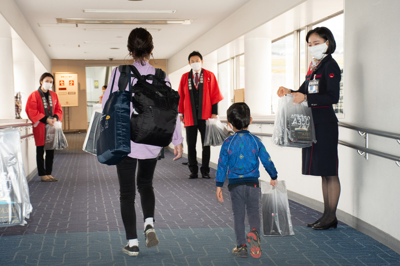 ボーディングブリッジで記念品を配布