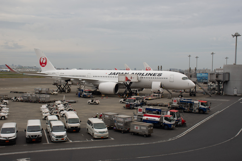 15番スポットに駐機するJL107便