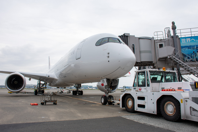 駐機場ではスタッフが横断幕で初便を見送った