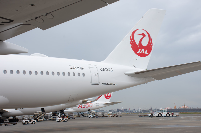 隣のスポットにはA350の1号機（JA01XJ）が