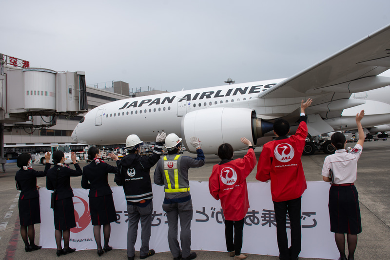 隣のスポットにはA350の1号機（JA01XJ）が