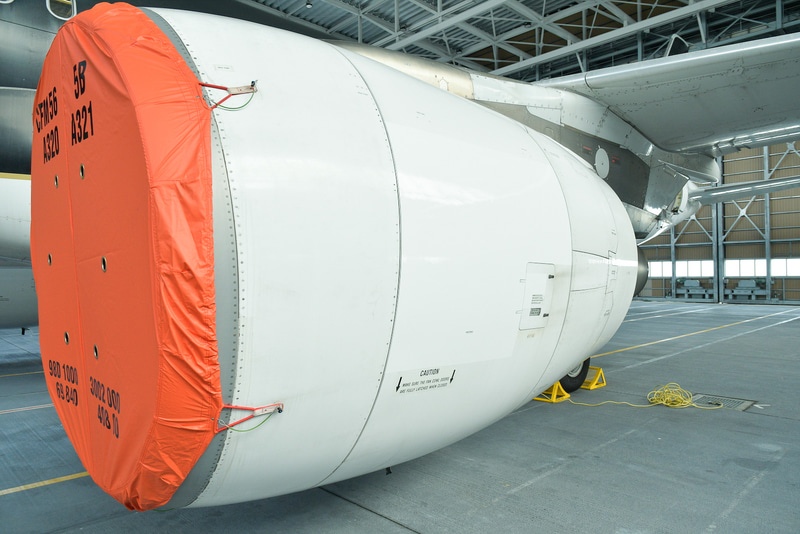 エンジンにはカバーがかけられていた。