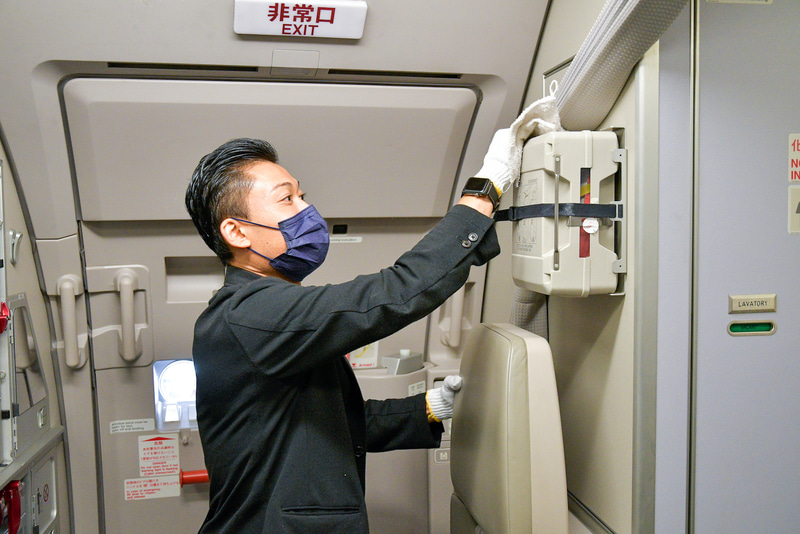 通常業務では手の届かない箇所を丁寧に拭き上げる