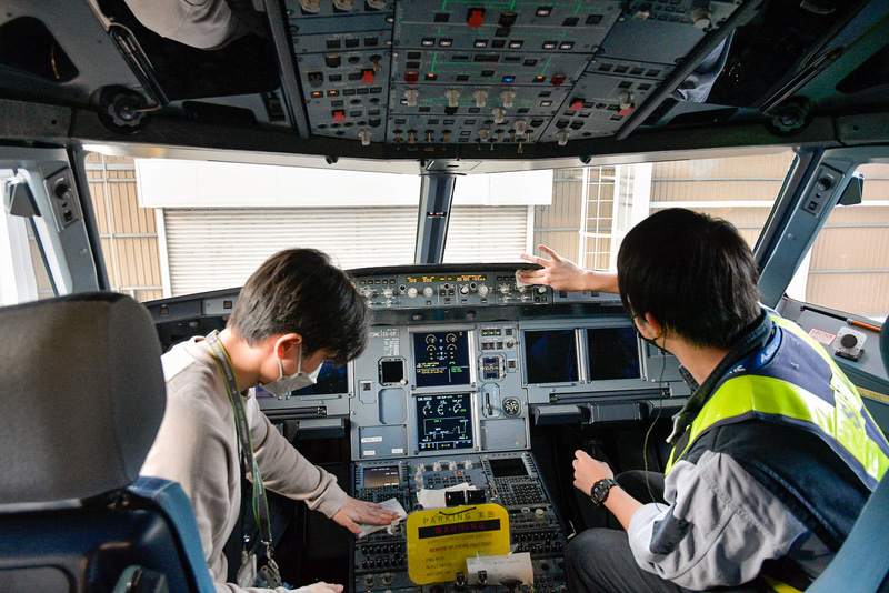 通常業務では手の届かない箇所を丁寧に拭き上げる