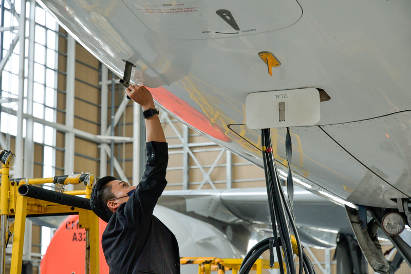 スタッフが7年8か月分の思い出と感謝の意を書き添えていく