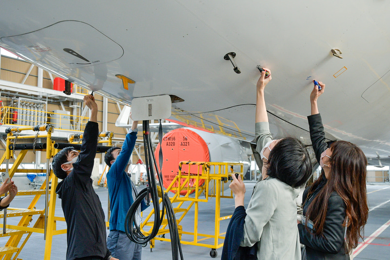 スタッフが7年8か月分の思い出と感謝の意を書き添えていく