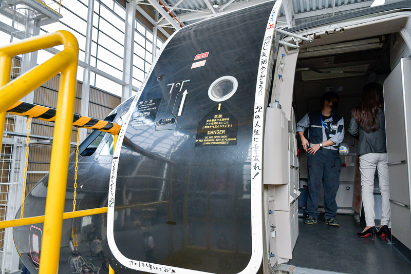 ドアの白い枠を利用して寄せ書きを行なうスタッフもいた