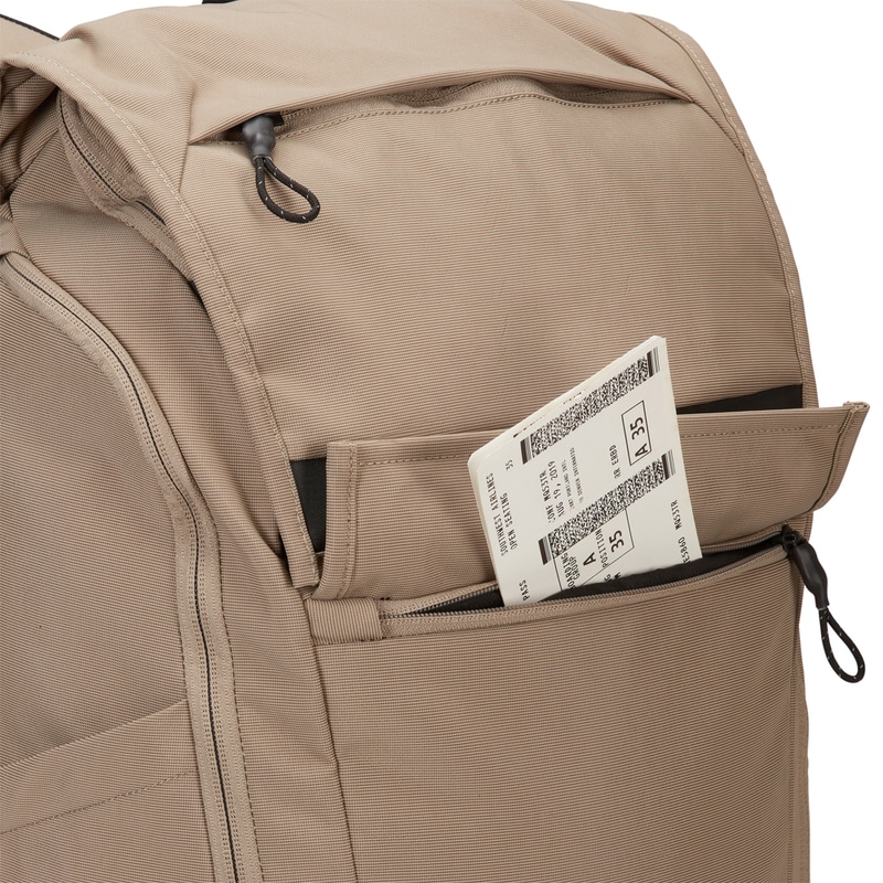 航空券などが入るマグネットフラップ式フロントポケット