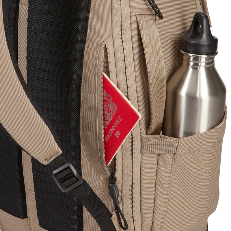 パスポートがぴったり入るバックパネルの隠しポケット