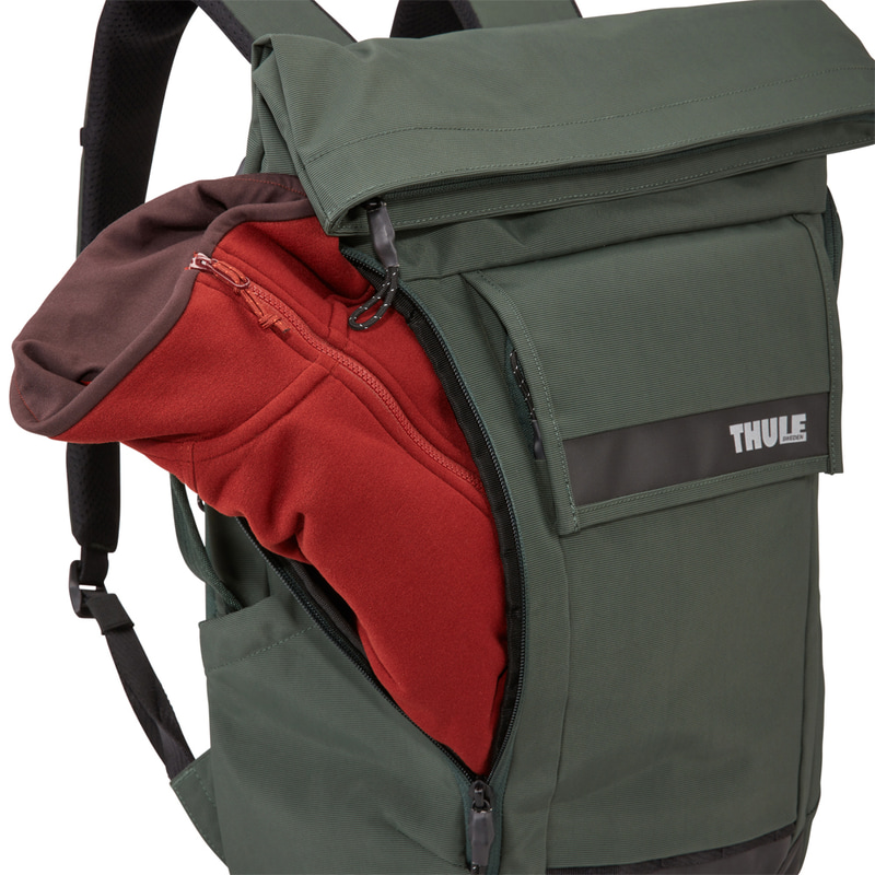 メイン荷室やPCへはトップとサイドから2WAYアクセス