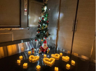 1号車の多目的スペースはクリスマス仕様