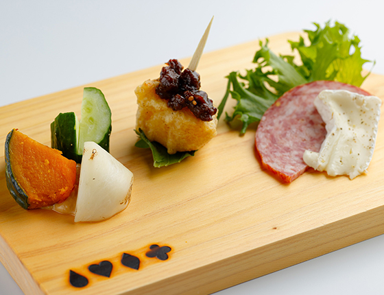 ホロホロ鳥モモ肉のコンフィー マデラ酒ソース