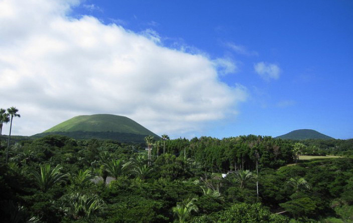 その名前とは裏腹に美しい自然景観の火山、鬼岳