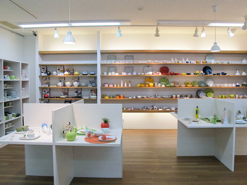 陶芸の館では波佐見焼の器を購入できる。ここは波佐見町内で一番の品揃え。施設内には波佐見町観光協会も入っているので、パンフレットなど旅の情報も手に入る