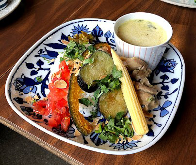 素材にこだわる日替わりの料理とデザートが幅広い層に人気