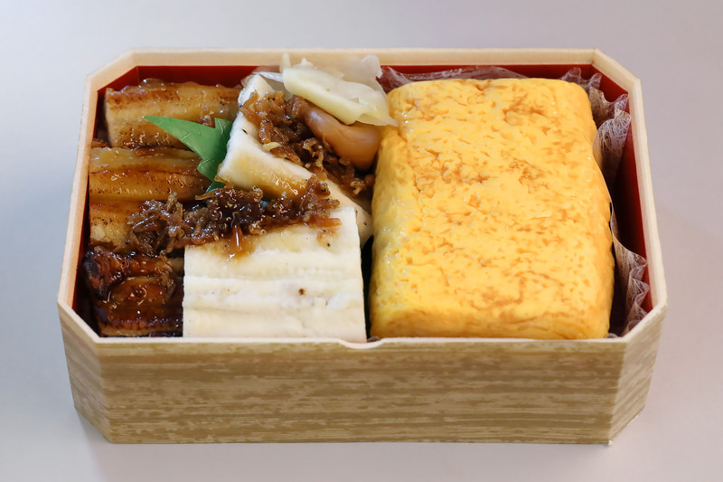 穴子と、だし巻き玉子のみのシンプルな見た目