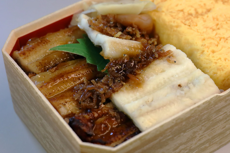 穴子は焼き穴子と白焼きの2種。梅干しはマイルドなもので、生姜とともに箸休めにピッタリです