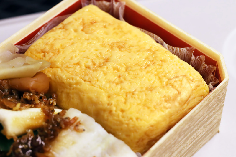 お弁当の半分を占める大きなだし巻き玉子