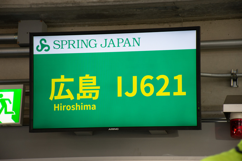 175番スポットに駐機するIJ621便（ボーイング 737-800型機）
