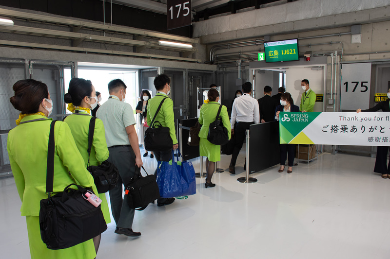 クルーが搭乗していく