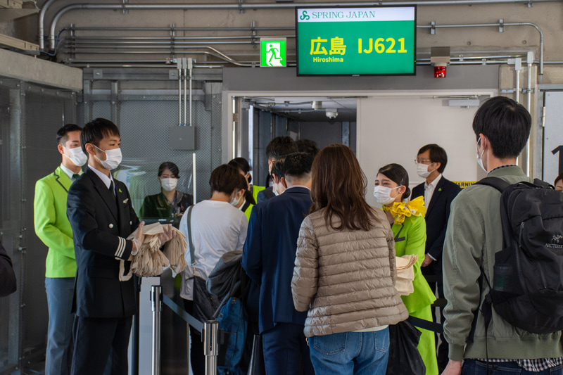 利用者に記念品を配布