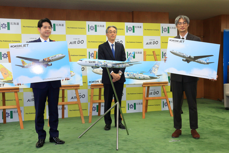 特別塗装機「ロコンジェット北海道」を紹介する北海道知事 鈴木直道氏（左）、株式会社AIRDO 代表取締役社長 草野晋氏（中央）、株式会社ポケモン 代表取締役 宇都宮崇人氏（右）