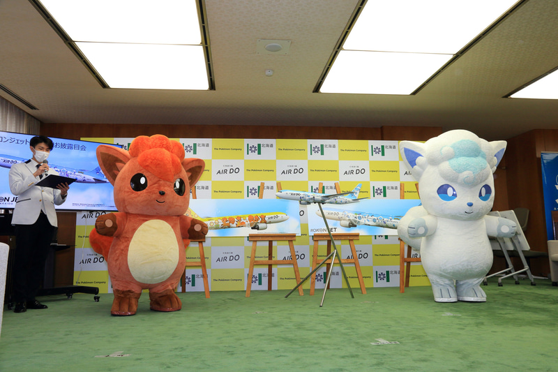 北海道だいすき発見隊の隊長アローラロコン（右）と副隊長ロコン（右）も発表会に駆けつけた