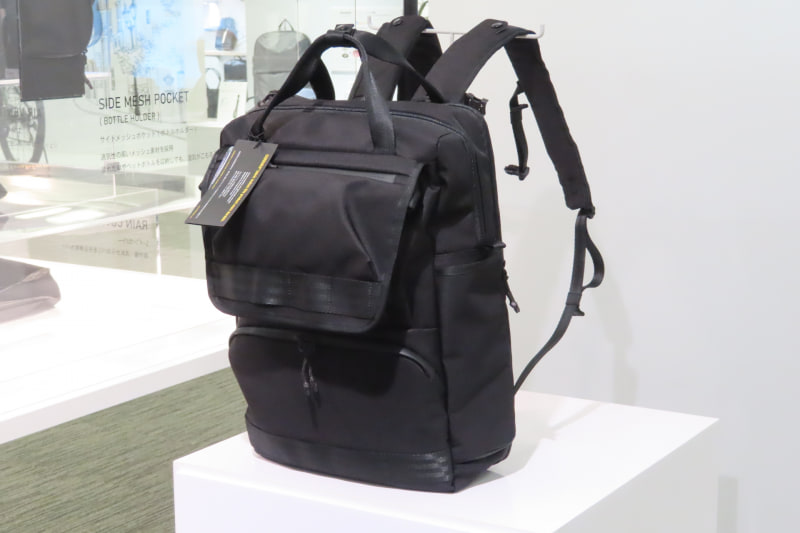 全天候対応をうたうビジネスカジュアルバッグ