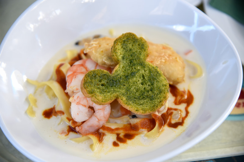 「クラムチャウダーのフェットチーネ、白身魚のフリットとシュリンプ添え」は魚介盛りだくさん