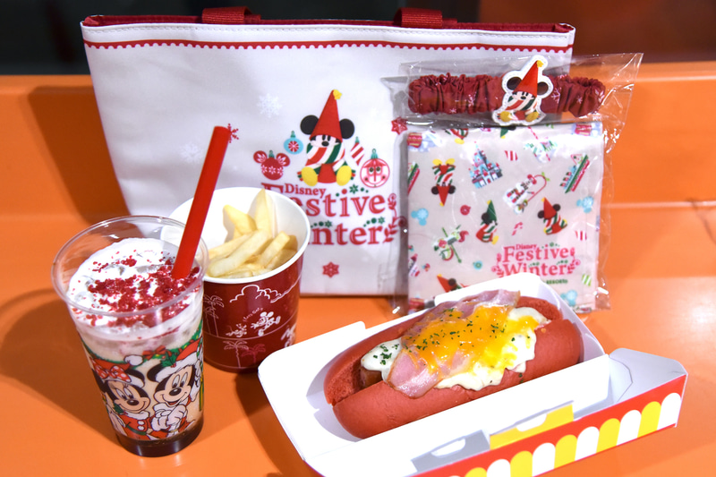 同店名物のホットドッグは「スペシャルセット」で