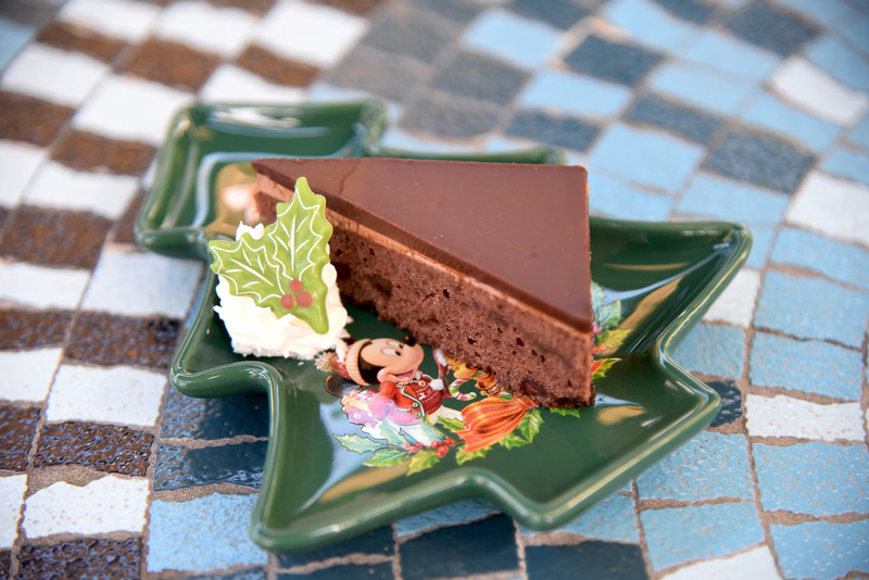 「チョコレートケーキ、スーベニアプレート付き」。紙皿で通常提供されるが自分でプレートに乗せるとさらにかわいい