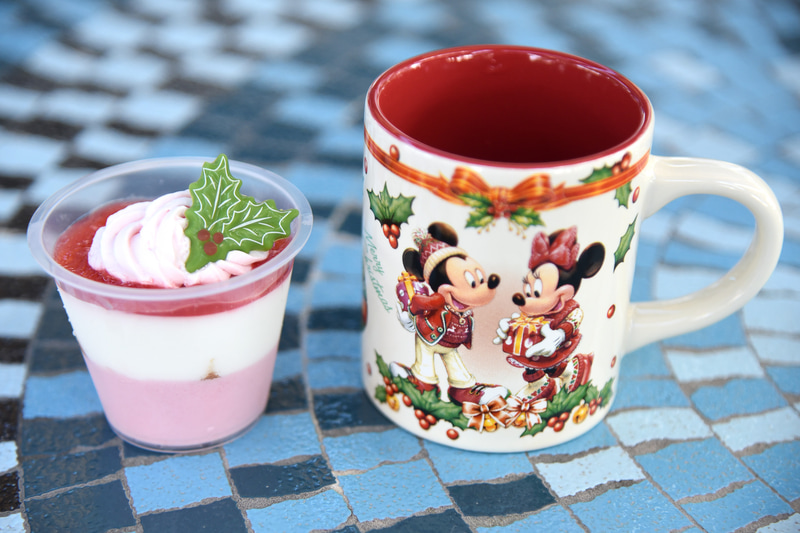 「ストロベリー＆ミルクムースケーキ、スーベニアカップ付き」は優しい2段のムースで夢心地に