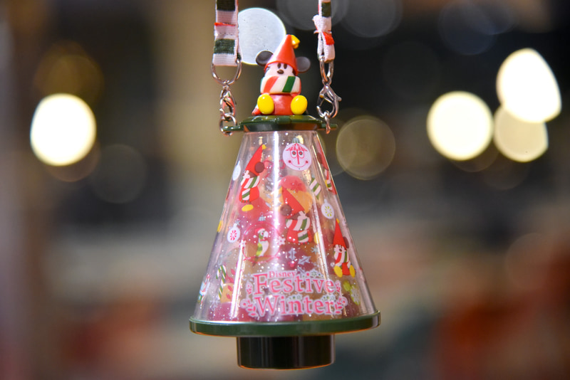 チキルームの鳥たちや、クロックタワーの時計もクリスマスハットでおめかし中の「グミキャンディー、スーベニアケース付き」