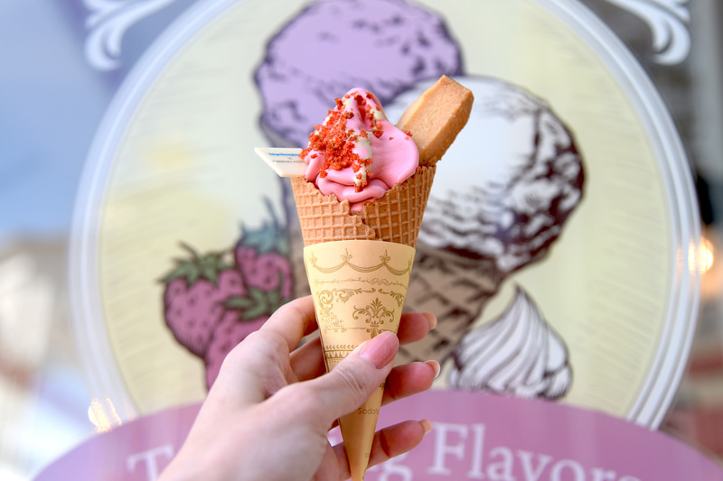 「スペシャルソフトクリーム（ストロベリーホワイトチョコ＆ピスタチオソース」