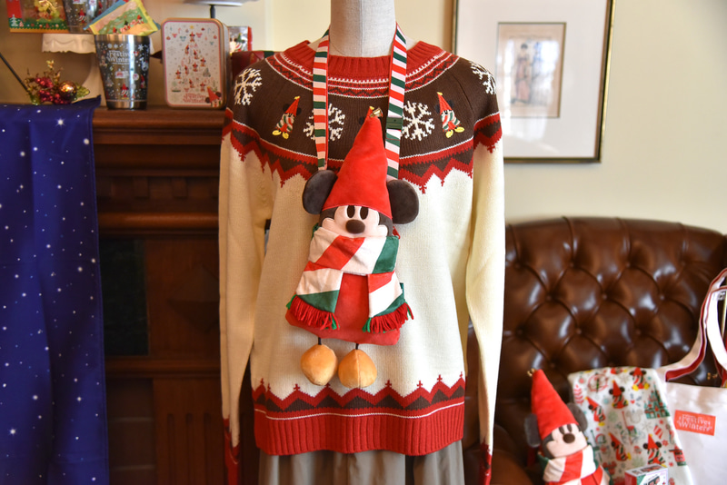 ユニセックスでおそろコーデも楽しめる「セーター」。「ショルダーバッグ」でリルリンリンコーデを楽しんで