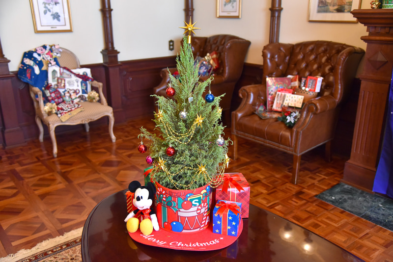 公式通販にて予約受付中の生木のツリーセット「ディズニークリスマスツリーセット」。11月14日まで購入可能