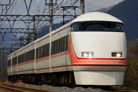 東武鉄道、「デラックスロマンスカー」カラーリングのスペーシア。撮影