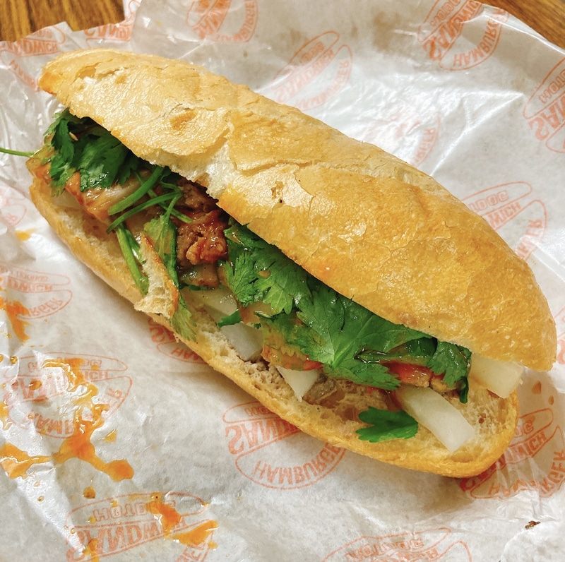 ベトナム料理店や物販店舗など約40ブースが出店する