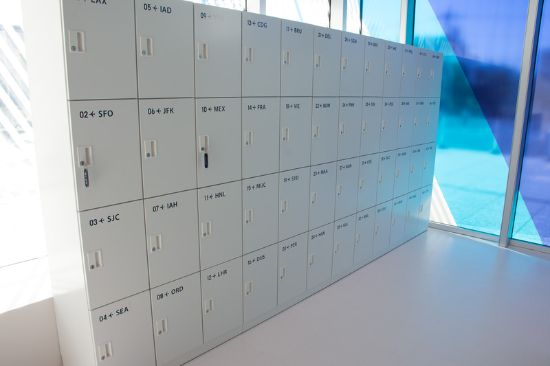 ロッカーは番号とともに海外空港の3レターが割り当ててある