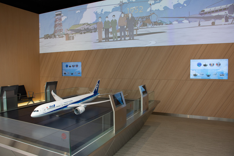 ツアーが始まるまでに滞在するロビー。同社の歴史を振り返る映像が上映されていた