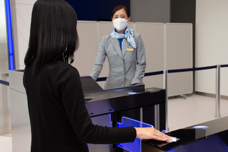 チケットを読み込ませてゲートを通過する