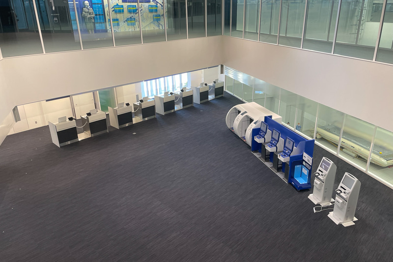 空港と同じチェックインカウンターなどの設備が備え付けてある