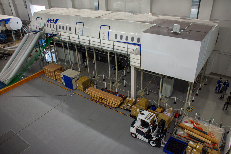 手前に見えるのはさまざまな形状の貨物を再現したもの。貨物スタッフ・グランドハンドリングスタッフ向けの訓練は2022年に開始予定