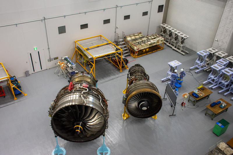 エンジンやメインギアなどの実機を使って作業手順を学ぶエリア