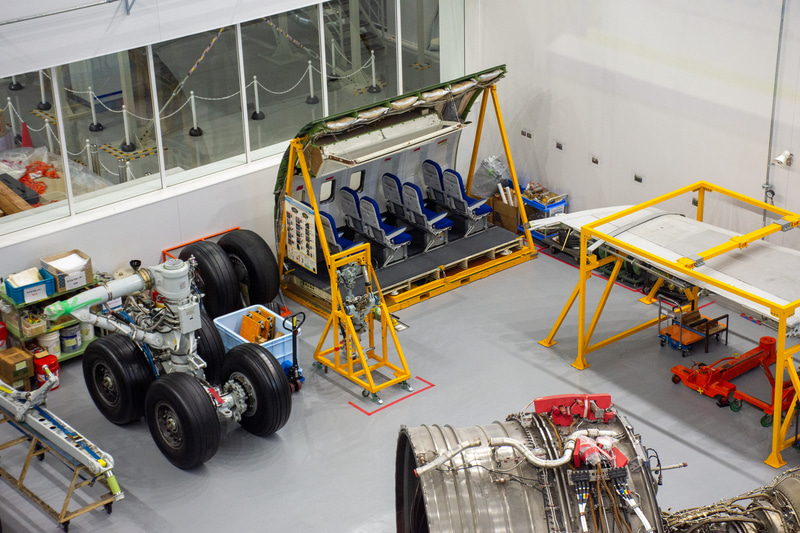 奥にはシートや翼も見える