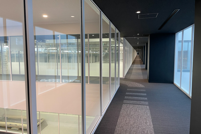 見学ツアーは長い一本道なので迷わない作り